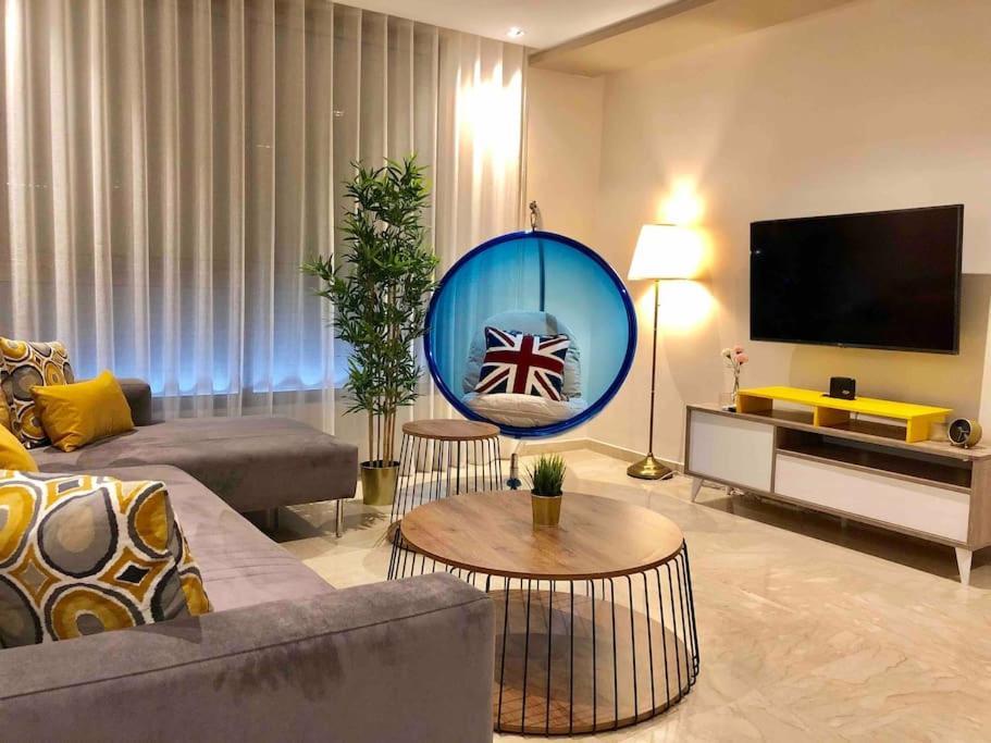 Luxury Floor, Center... Apartment *
